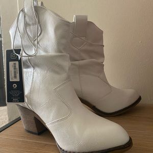 new with tags size 7 Charles Albert white cowgirl boots